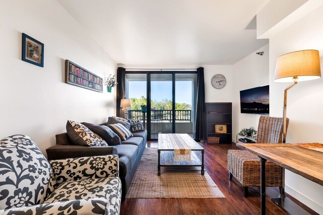 Building Photo - Lakefront Resort Living with Stunning Views in Lake Las Vegas!