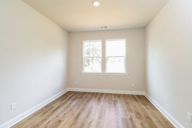 Building Photo - Beautiful 4BR 2.5BA Home w/ Full Appliance Kitchen • Garage Parking •