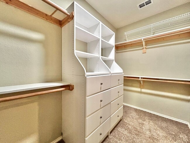 Building Photo - 4 Bed / 2 Bath Spacious One-Level Home wit...