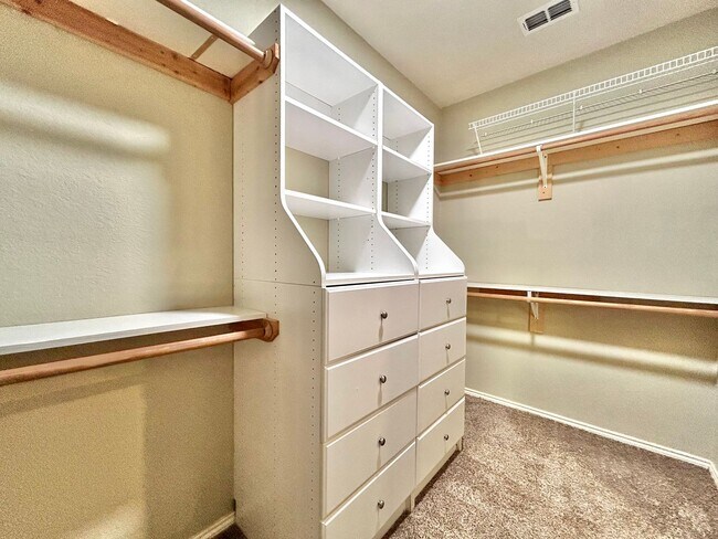 Building Photo - 4 Bed / 2 Bath Spacious One-Level Home with Large Backyard