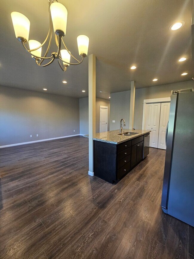 Building Photo - Beautiful newly constructed townhomes in East Medford