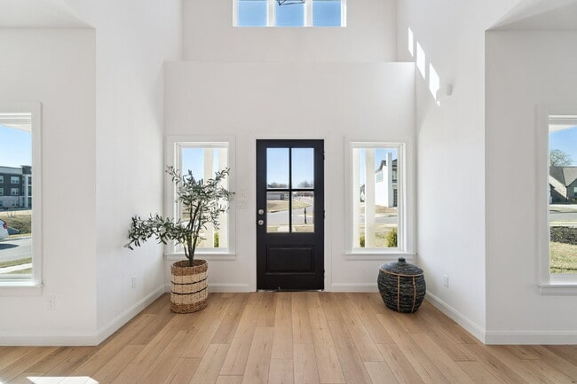 Building Photo - Fully Furnished 4 Bedroom + Bonus Room
