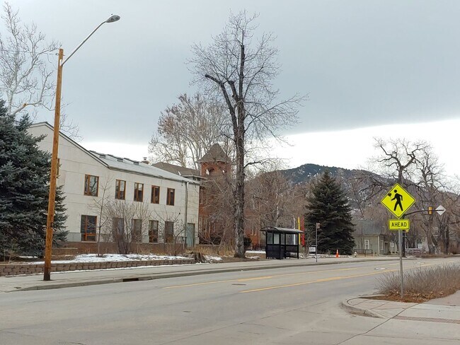 Building Photo - Cozy 1 Bed/1 Bath Victorian Style Complex ...