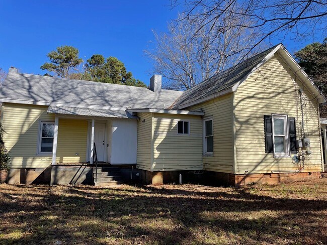 Building Photo - Newly Renovated 2-3 Bed, 1 bath home located in Randleman!!