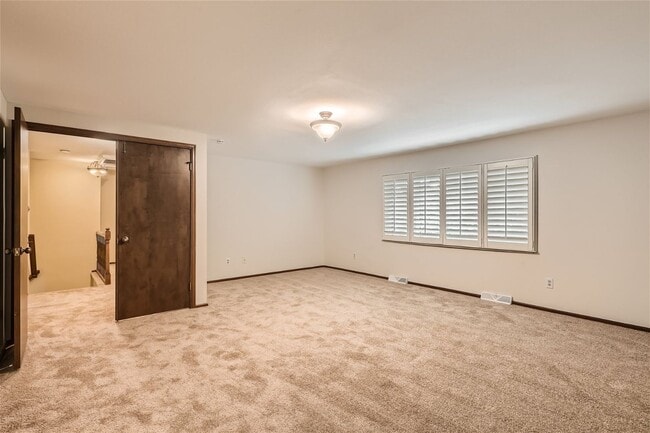 Building Photo - **Stunning 5-Bedroom 4-Bathroom Home in Li...