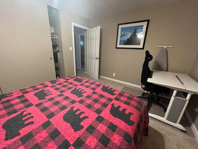 Building Photo - Fully furnished condo with pool