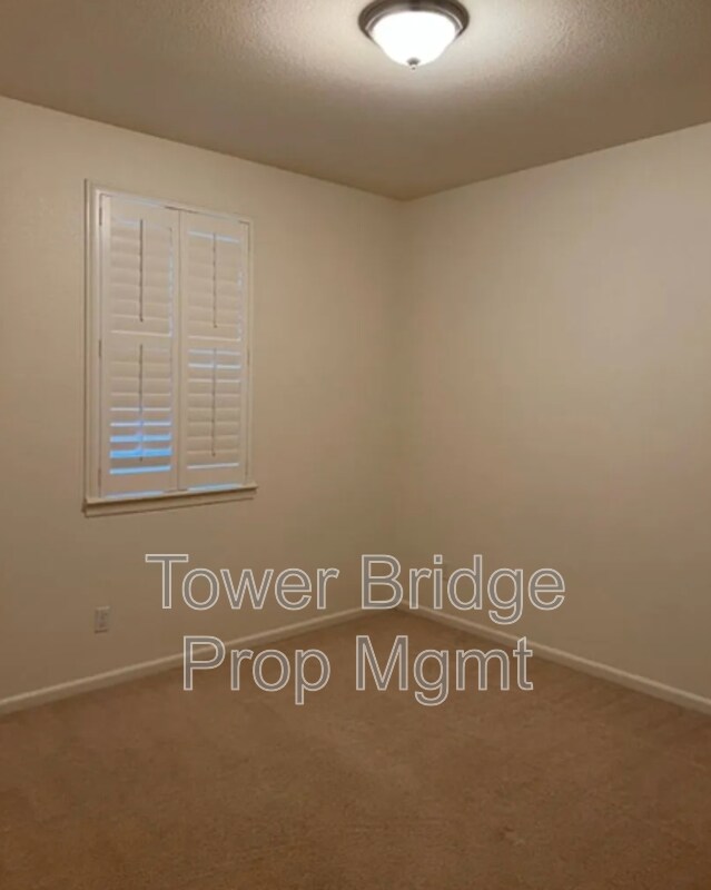 Building Photo - 3057 Village Park Dr