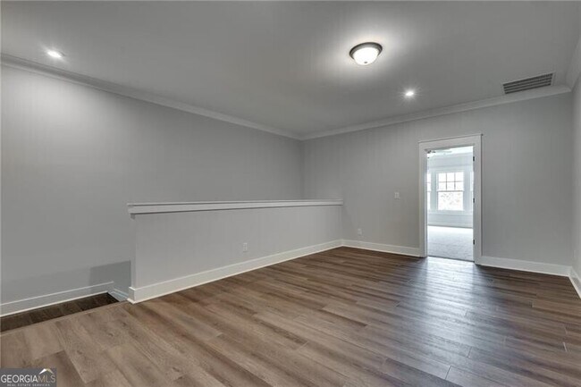 Building Photo - 425 Maplewood Dr