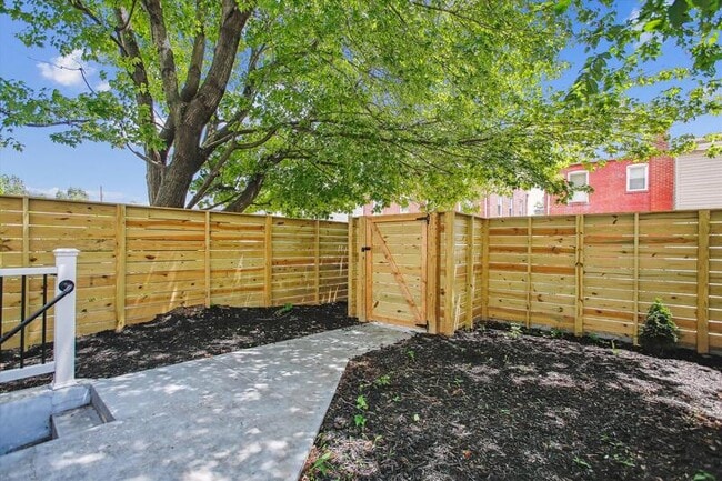 Building Photo - 526 Roxboro Pl NW