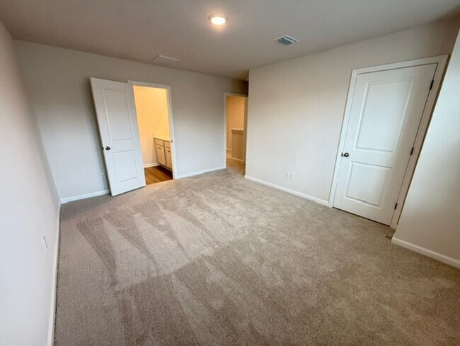 Building Photo - 3 Bedroom 2.5 Bathroom Townhouse in Windward Village - Summerville