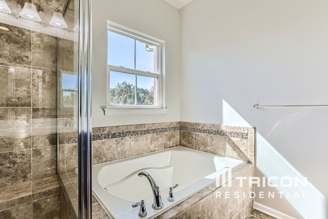 Building Photo - 586 Fox River Hills Way