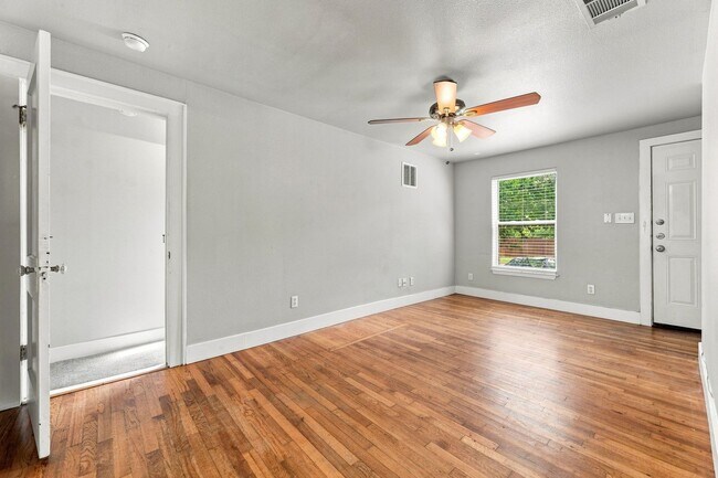 Building Photo - 4612 Bennett Ave