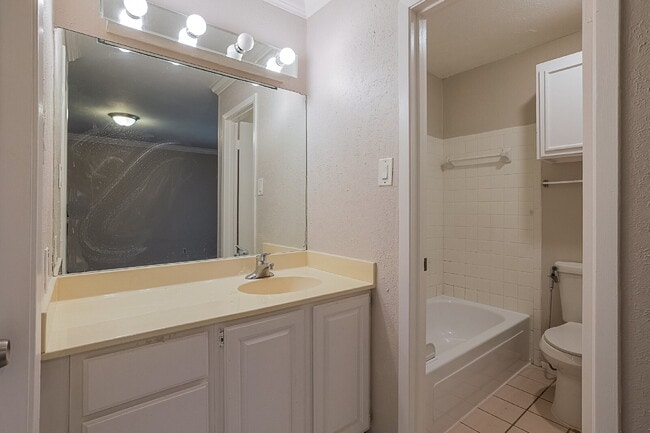 Building Photo - Updated 2 Bed, 2 Bath Townhome in North Dallas