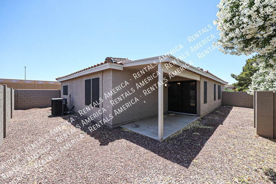 Building Photo - 2305 E Spruce Dr