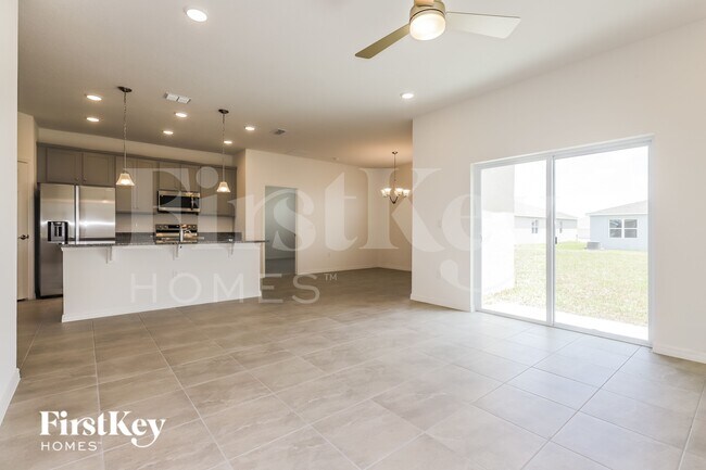 Building Photo - 527 Crown Rose Dr