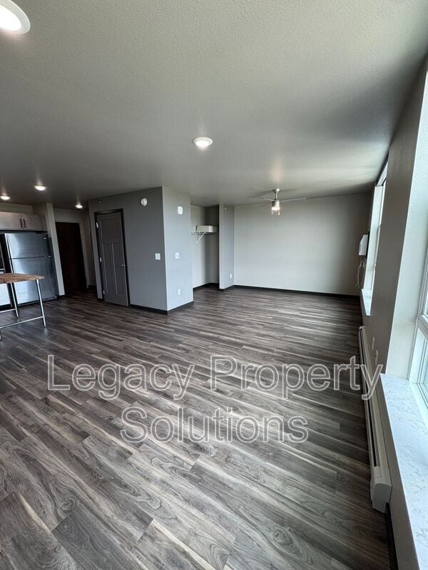 Building Photo - 220 E Greenfield Ln