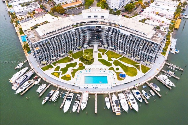 Building Photo - 900 Bay Dr