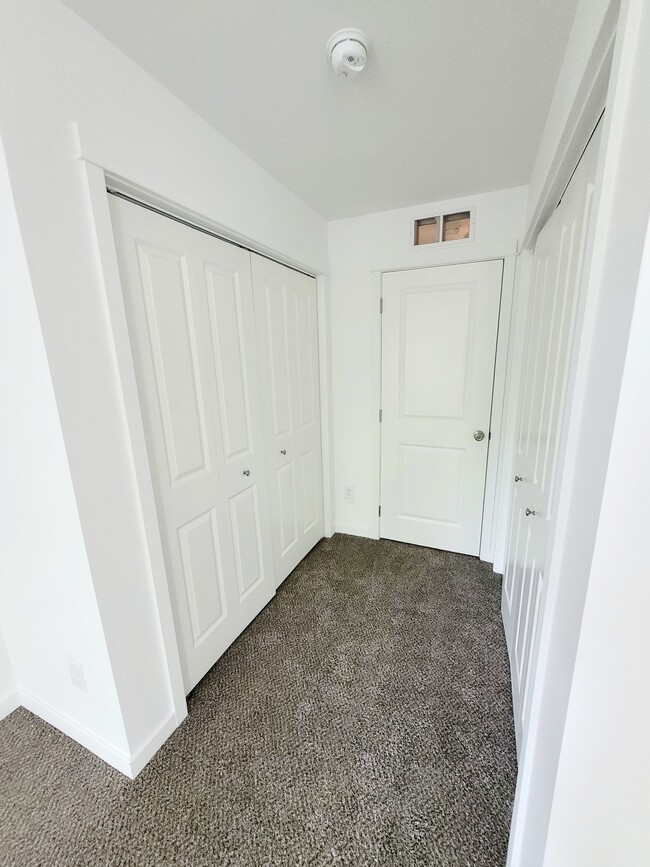 Building Photo - 729 Bates St SE