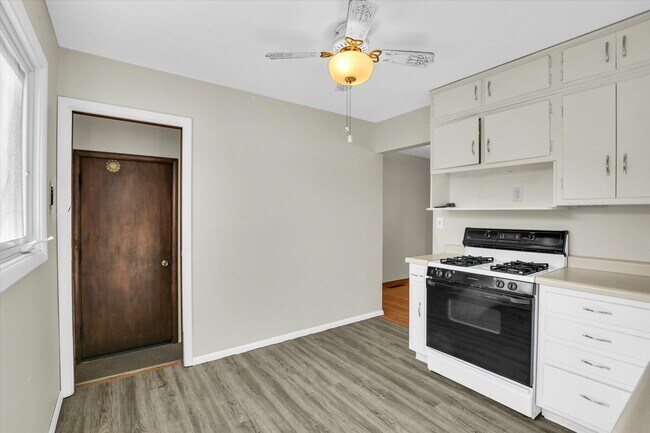 Building Photo - 9 Glenview Dr