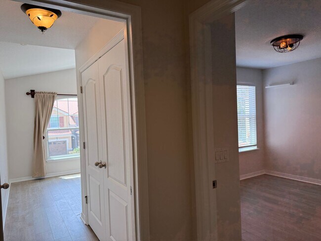 Building Photo - Come and Experience This Townhouse