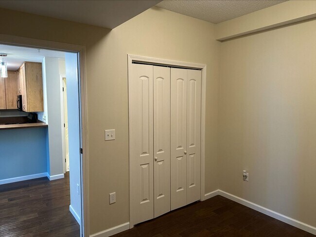 Building Photo - 1 Bedroom Steps from U of M St. Paul