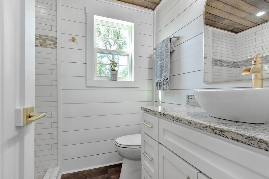 Designer bath with vessel sink and rainhead shower - 2510 Private Road 1180