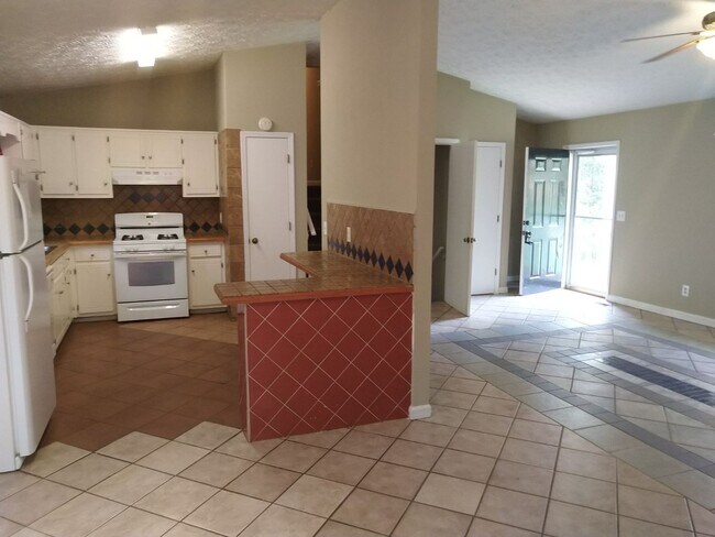 Building Photo - 2425 Justin Dr SW