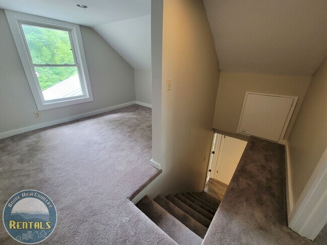 Building Photo - Charming 2 Bedroom Home --- Walking Distance to Campus!