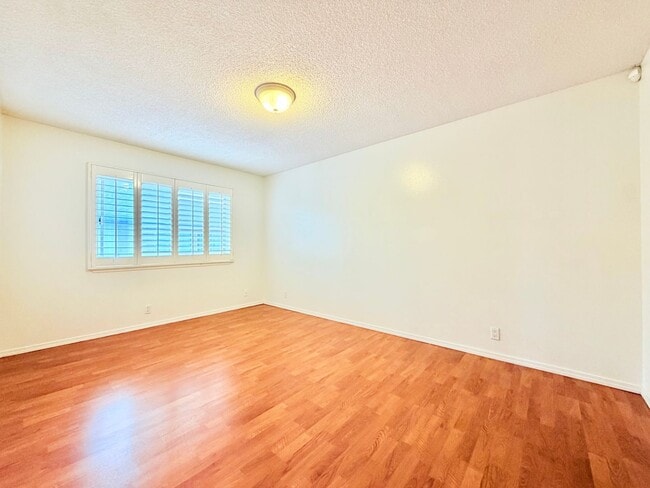 Building Photo - Beautiful two bedroom one bath