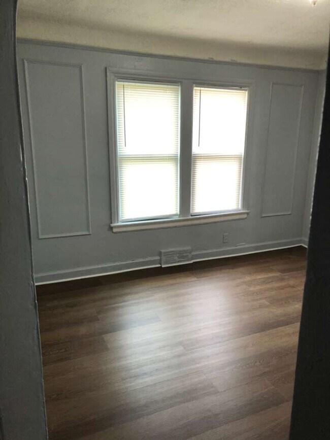 Building Photo - Charming Renovated 2-Bedroom Lower Unit – Section 8 Welcome