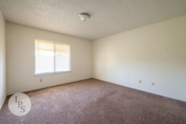 Building Photo - N.E. Fresno Home, 3BR/2BA, Blt 1988, POOL + Living & Family Rooms - Lots of Amenities!