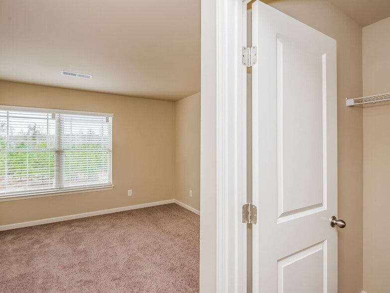 Building Photo - 260 Stillwood Dr