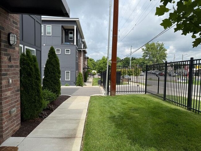 Building Photo - 3 - Level Modern Apartment in East Nashville