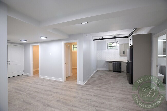 Building Photo - 1062 W Glenlake Ave
