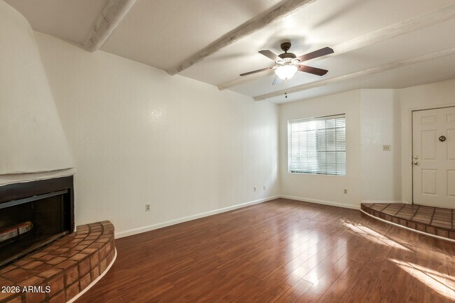 Building Photo - 1446 E Grovers Ave