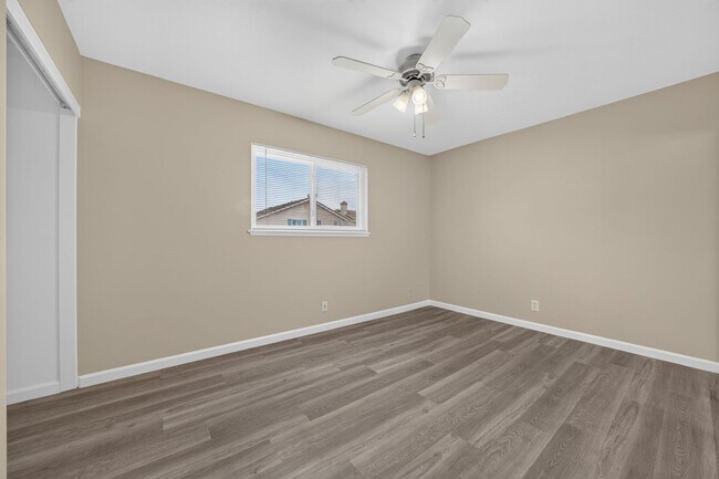 Building Photo - Minutes to the Beach! Updated 2 Bedroom Condo with Parking Included