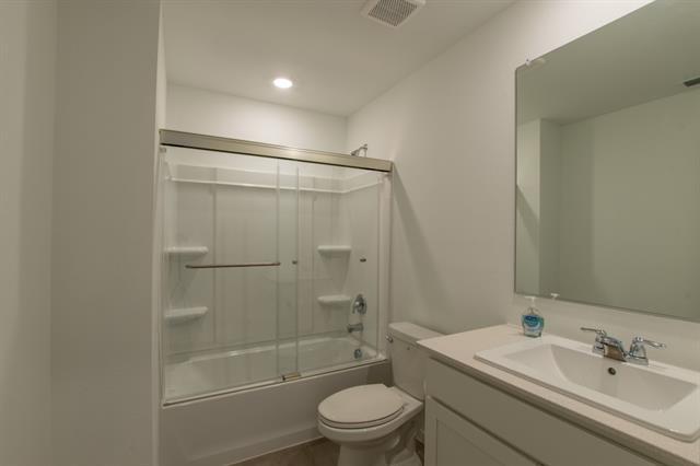 Building Photo - 1605 Parlier St