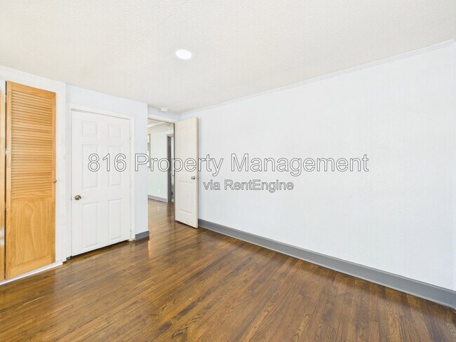 Building Photo - 810 S Woodland Ave