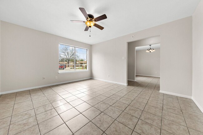 Building Photo - 2300 Zinnia Ct