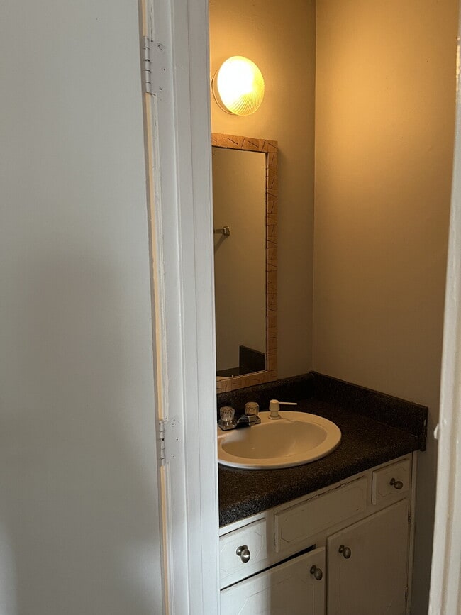 Building Photo - 2 Bedrooms 1 1/2 Baths Townhouse Minutes To Downtown Nashville, Tn ONE MONTH OF FREE RENT!