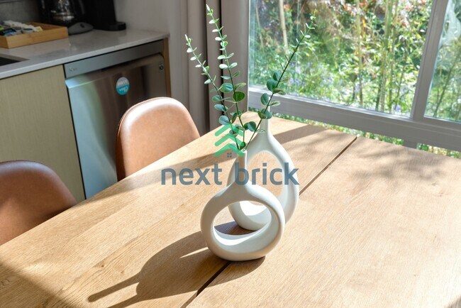 Building Photo - Chic Urban Living: 2-Bed, 2-Bath Townhouse Retreat in Seattle's Heart!