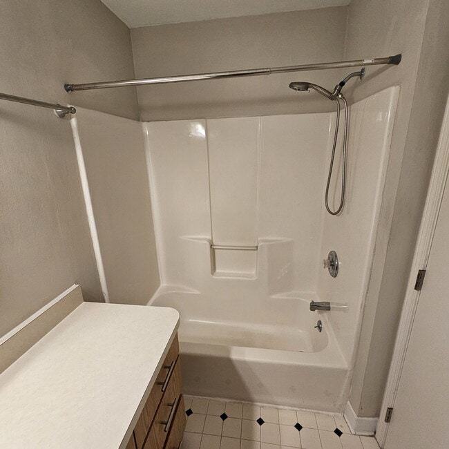 Building Photo - 2-bedroom, 1.5 bath that features two bedr...