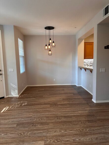 Building Photo - 27 Strawflower St