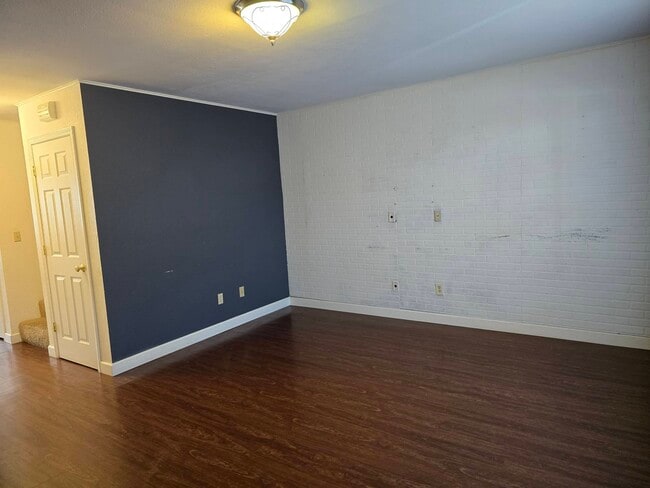 Building Photo - 401 Country Villa Ln