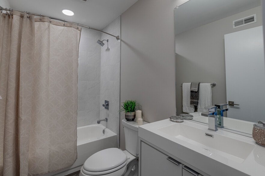 Building Photo - 1952 Bryn Mawr Ave