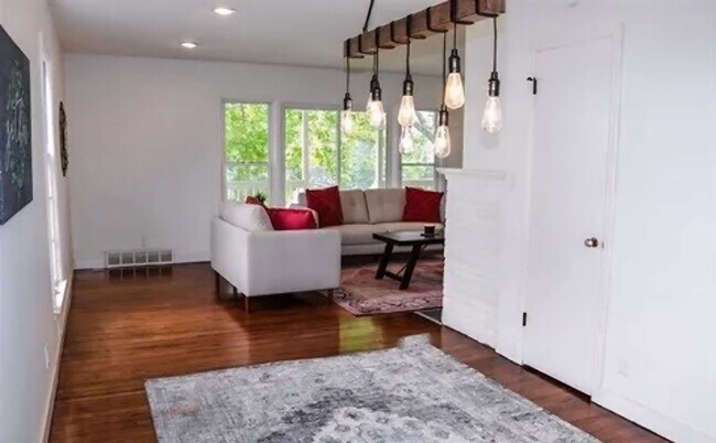 Building Photo - Spacious Three Bedroom Available Now!