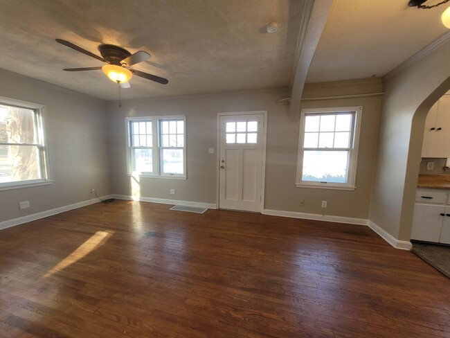 Building Photo - 2 Bedroom Home with detached garage