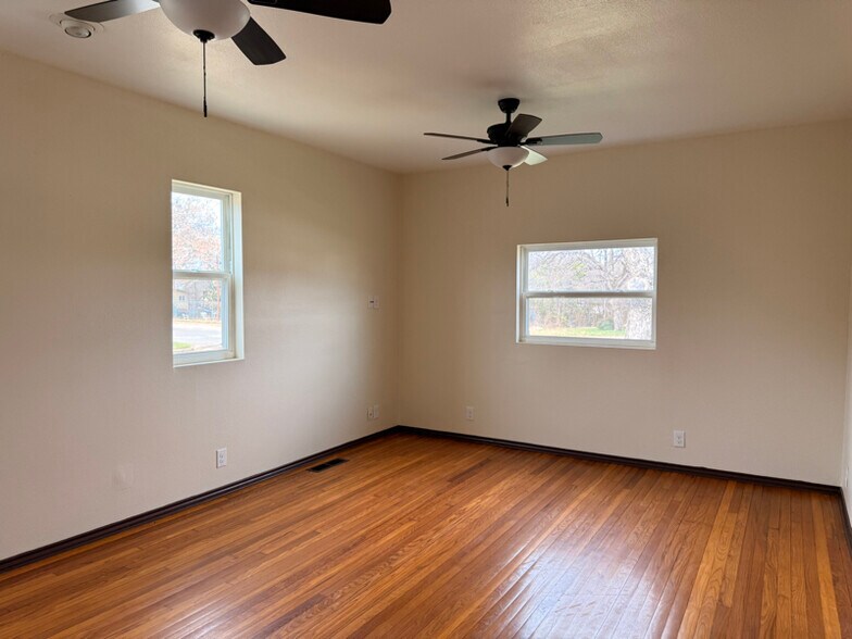 Building Photo - 302 E Sandstone St