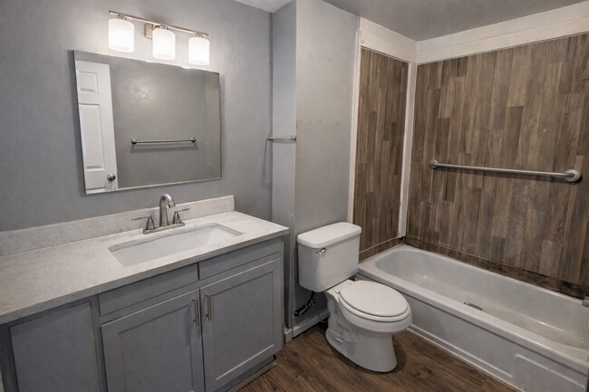 Building Photo - Renovated 1-Bedroom | Columbus KS | Pets Welcome | Available April 15