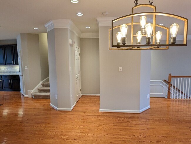 Building Photo - Gorgeous 3 level townhouse in North Potoma...